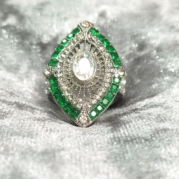 Vintage Oval Green Rhinestone Ring - Picture 3 of 6